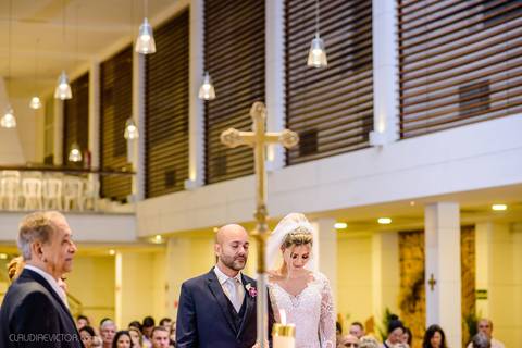 Lindo casamento realizado na igreja Sta Rita na praia do canto festa no cerimonial Lago de Garda e noivo noiva festa pista de dança por fotógrafos de casamento de vila velha fotógrafos de casamento de vitória esp santo es e making of no salão MA atelier'