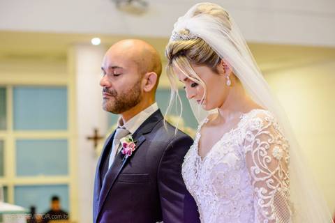 Lindo casamento realizado na igreja Sta Rita na praia do canto festa no cerimonial Lago de Garda e noivo noiva festa pista de dança por fotógrafos de casamento de vila velha fotógrafos de casamento de vitória esp santo es e making of no salão MA atelier'
