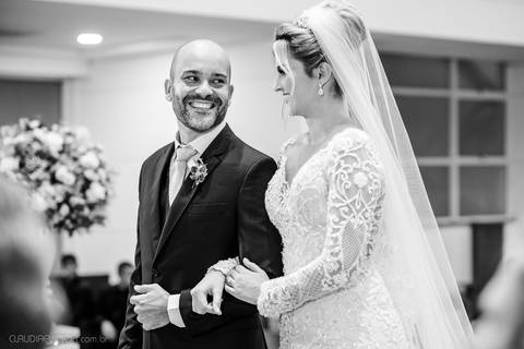 Lindo casamento realizado na igreja Sta Rita na praia do canto festa no cerimonial Lago de Garda e noivo noiva festa pista de dança por fotógrafos de casamento de vila velha fotógrafos de casamento de vitória esp santo es e making of no salão MA atelier'