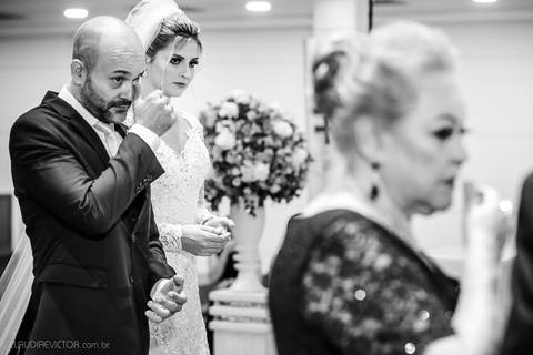 Lindo casamento realizado na igreja Sta Rita na praia do canto festa no cerimonial Lago de Garda e noivo noiva festa pista de dança por fotógrafos de casamento de vila velha fotógrafos de casamento de vitória esp santo es e making of no salão MA atelier'