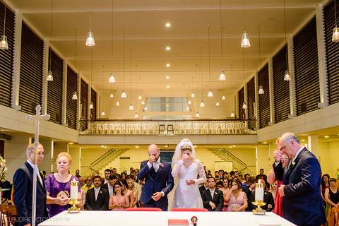 Lindo casamento realizado na igreja Sta Rita na praia do canto festa no cerimonial Lago de Garda e noivo noiva festa pista de dança por fotógrafos de casamento de vila velha fotógrafos de casamento de vitória esp santo es e making of no salão MA atelier'