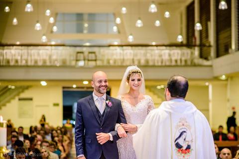 Lindo casamento realizado na igreja Sta Rita na praia do canto festa no cerimonial Lago de Garda e noivo noiva festa pista de dança por fotógrafos de casamento de vila velha fotógrafos de casamento de vitória esp santo es e making of no salão MA atelier'