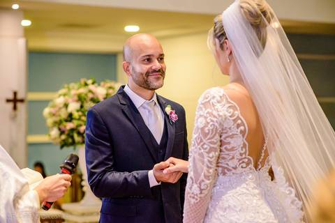 Lindo casamento realizado na igreja Sta Rita na praia do canto festa no cerimonial Lago de Garda e noivo noiva festa pista de dança por fotógrafos de casamento de vila velha fotógrafos de casamento de vitória esp santo es e making of no salão MA atelier'