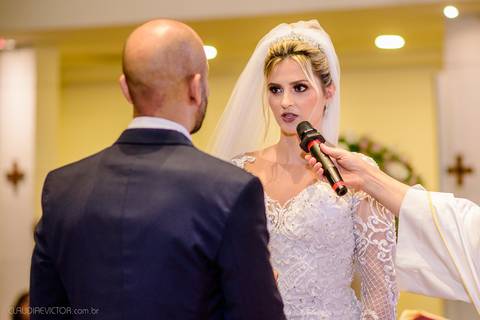 Lindo casamento realizado na igreja Sta Rita na praia do canto festa no cerimonial Lago de Garda e noivo noiva festa pista de dança por fotógrafos de casamento de vila velha fotógrafos de casamento de vitória esp santo es e making of no salão MA atelier'