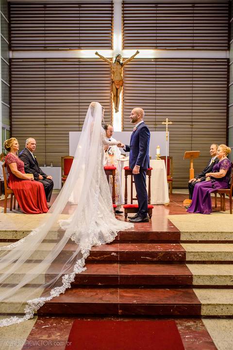 Lindo casamento realizado na igreja Sta Rita na praia do canto festa no cerimonial Lago de Garda e noivo noiva festa pista de dança por fotógrafos de casamento de vila velha fotógrafos de casamento de vitória esp santo es e making of no salão MA atelier'