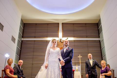 Lindo casamento realizado na igreja Sta Rita na praia do canto festa no cerimonial Lago de Garda e noivo noiva festa pista de dança por fotógrafos de casamento de vila velha fotógrafos de casamento de vitória esp santo es e making of no salão MA atelier'