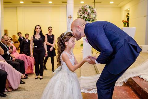 Lindo casamento realizado na igreja Sta Rita na praia do canto festa no cerimonial Lago de Garda e noivo noiva festa pista de dança por fotógrafos de casamento de vila velha fotógrafos de casamento de vitória esp santo es e making of no salão MA atelier'
