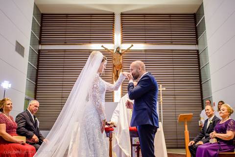 Lindo casamento realizado na igreja Sta Rita na praia do canto festa no cerimonial Lago de Garda e noivo noiva festa pista de dança por fotógrafos de casamento de vila velha fotógrafos de casamento de vitória esp santo es e making of no salão MA atelier'