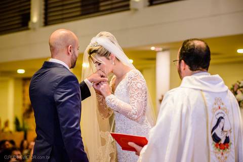 Lindo casamento realizado na igreja Sta Rita na praia do canto festa no cerimonial Lago de Garda e noivo noiva festa pista de dança por fotógrafos de casamento de vila velha fotógrafos de casamento de vitória esp santo es e making of no salão MA atelier'