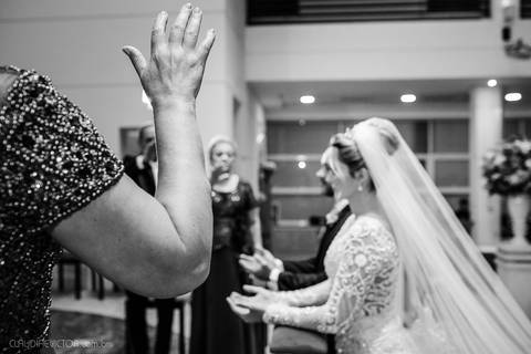 Lindo casamento realizado na igreja Sta Rita na praia do canto festa no cerimonial Lago de Garda e noivo noiva festa pista de dança por fotógrafos de casamento de vila velha fotógrafos de casamento de vitória esp santo es e making of no salão MA atelier'
