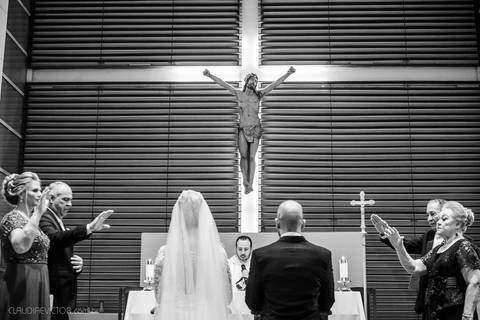 Lindo casamento realizado na igreja Sta Rita na praia do canto festa no cerimonial Lago de Garda e noivo noiva festa pista de dança por fotógrafos de casamento de vila velha fotógrafos de casamento de vitória esp santo es e making of no salão MA atelier'