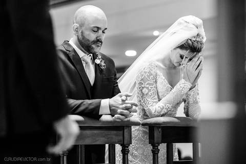 Lindo casamento realizado na igreja Sta Rita na praia do canto festa no cerimonial Lago de Garda e noivo noiva festa pista de dança por fotógrafos de casamento de vila velha fotógrafos de casamento de vitória esp santo es e making of no salão MA atelier'