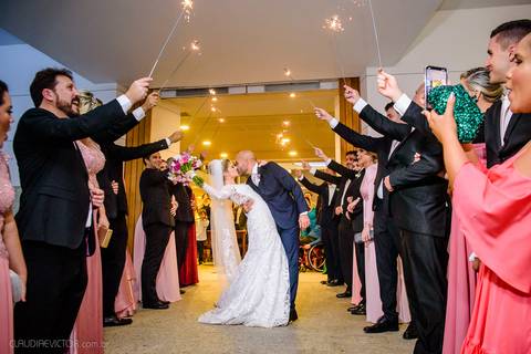 Lindo casamento realizado na igreja Sta Rita na praia do canto festa no cerimonial Lago de Garda e noivo noiva festa pista de dança por fotógrafos de casamento de vila velha fotógrafos de casamento de vitória esp santo es e making of no salão MA atelier'