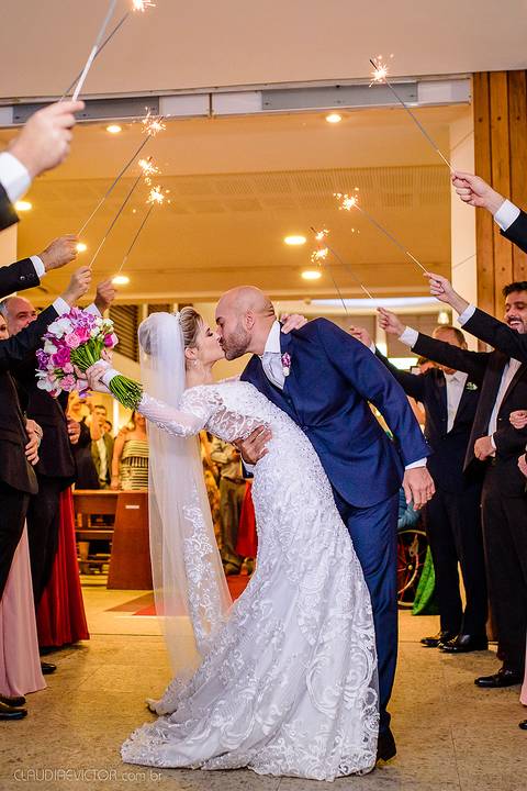 Lindo casamento realizado na igreja Sta Rita na praia do canto festa no cerimonial Lago de Garda e noivo noiva festa pista de dança por fotógrafos de casamento de vila velha fotógrafos de casamento de vitória esp santo es e making of no salão MA atelier'