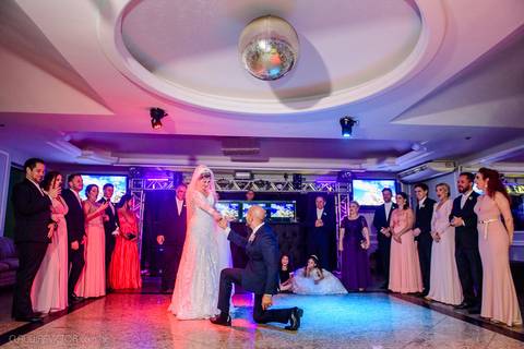 Lindo casamento realizado na igreja Sta Rita na praia do canto festa no cerimonial Lago de Garda e noivo noiva festa pista de dança por fotógrafos de casamento de vila velha fotógrafos de casamento de vitória esp santo es e making of no salão MA atelier'