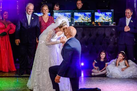 Lindo casamento realizado na igreja Sta Rita na praia do canto festa no cerimonial Lago de Garda e noivo noiva festa pista de dança por fotógrafos de casamento de vila velha fotógrafos de casamento de vitória esp santo es e making of no salão MA atelier'