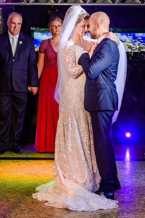 Lindo casamento realizado na igreja Sta Rita na praia do canto festa no cerimonial Lago de Garda e noivo noiva festa pista de dança por fotógrafos de casamento de vila velha fotógrafos de casamento de vitória esp santo es e making of no salão MA atelier'