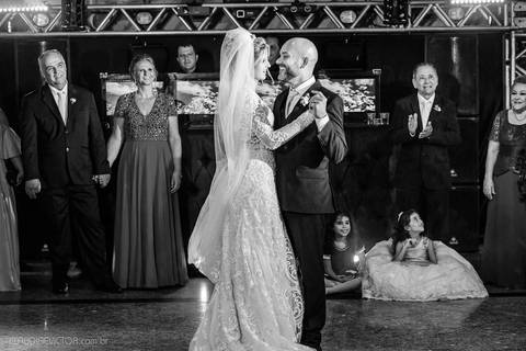 Lindo casamento realizado na igreja Sta Rita na praia do canto festa no cerimonial Lago de Garda e noivo noiva festa pista de dança por fotógrafos de casamento de vila velha fotógrafos de casamento de vitória esp santo es e making of no salão MA atelier'