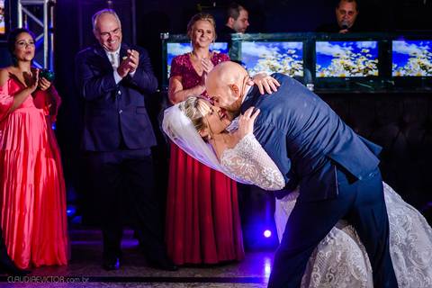 Lindo casamento realizado na igreja Sta Rita na praia do canto festa no cerimonial Lago de Garda e noivo noiva festa pista de dança por fotógrafos de casamento de vila velha fotógrafos de casamento de vitória esp santo es e making of no salão MA atelier'