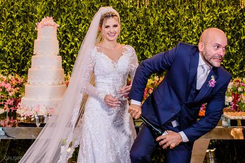 Lindo casamento realizado na igreja Sta Rita na praia do canto festa no cerimonial Lago de Garda e noivo noiva festa pista de dança por fotógrafos de casamento de vila velha fotógrafos de casamento de vitória esp santo es e making of no salão MA atelier'