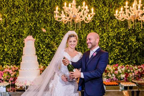 Lindo casamento realizado na igreja Sta Rita na praia do canto festa no cerimonial Lago de Garda e noivo noiva festa pista de dança por fotógrafos de casamento de vila velha fotógrafos de casamento de vitória esp santo es e making of no salão MA atelier'