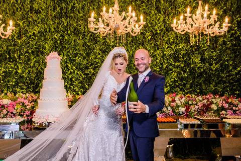 Lindo casamento realizado na igreja Sta Rita na praia do canto festa no cerimonial Lago de Garda e noivo noiva festa pista de dança por fotógrafos de casamento de vila velha fotógrafos de casamento de vitória esp santo es e making of no salão MA atelier'