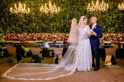 Lindo casamento realizado na igreja Sta Rita na praia do canto festa no cerimonial Lago de Garda e noivo noiva festa pista de dança por fotógrafos de casamento de vila velha fotógrafos de casamento de vitória esp santo es e making of no salão MA atelier'