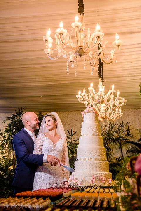 Lindo casamento realizado na igreja Sta Rita na praia do canto festa no cerimonial Lago de Garda e noivo noiva festa pista de dança por fotógrafos de casamento de vila velha fotógrafos de casamento de vitória esp santo es e making of no salão MA atelier'
