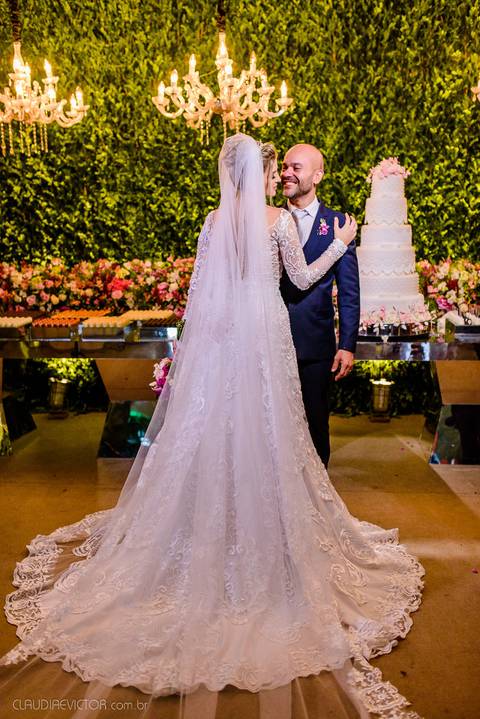 Lindo casamento realizado na igreja Sta Rita na praia do canto festa no cerimonial Lago de Garda e noivo noiva festa pista de dança por fotógrafos de casamento de vila velha fotógrafos de casamento de vitória esp santo es e making of no salão MA atelier'