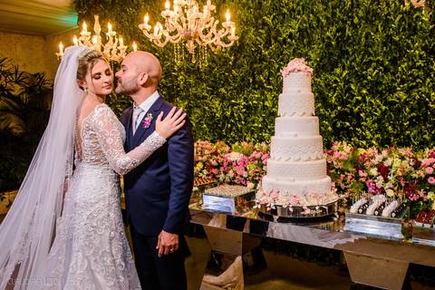 Lindo casamento realizado na igreja Sta Rita na praia do canto festa no cerimonial Lago de Garda e noivo noiva festa pista de dança por fotógrafos de casamento de vila velha fotógrafos de casamento de vitória esp santo es e making of no salão MA atelier'