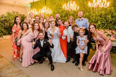 Lindo casamento realizado na igreja Sta Rita na praia do canto festa no cerimonial Lago de Garda e noivo noiva festa pista de dança por fotógrafos de casamento de vila velha fotógrafos de casamento de vitória esp santo es e making of no salão MA atelier'