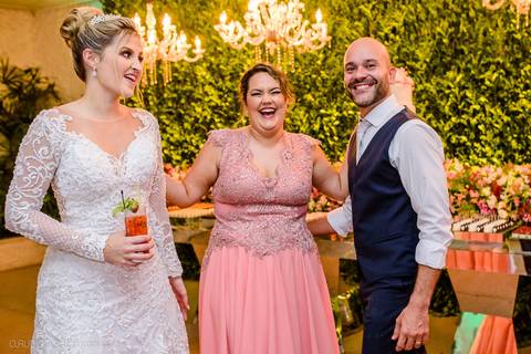Lindo casamento realizado na igreja Sta Rita na praia do canto festa no cerimonial Lago de Garda e noivo noiva festa pista de dança por fotógrafos de casamento de vila velha fotógrafos de casamento de vitória esp santo es e making of no salão MA atelier'