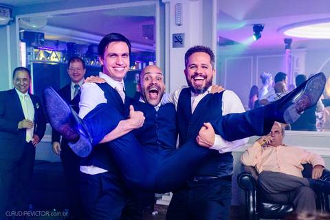 Lindo casamento realizado na igreja Sta Rita na praia do canto festa no cerimonial Lago de Garda e noivo noiva festa pista de dança por fotógrafos de casamento de vila velha fotógrafos de casamento de vitória esp santo es e making of no salão MA atelier'