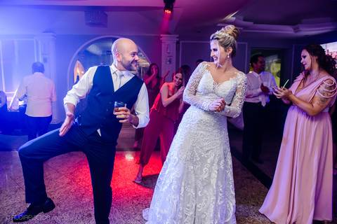 Lindo casamento realizado na igreja Sta Rita na praia do canto festa no cerimonial Lago de Garda e noivo noiva festa pista de dança por fotógrafos de casamento de vila velha fotógrafos de casamento de vitória esp santo es e making of no salão MA atelier'