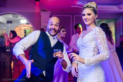Lindo casamento realizado na igreja Sta Rita na praia do canto festa no cerimonial Lago de Garda e noivo noiva festa pista de dança por fotógrafos de casamento de vila velha fotógrafos de casamento de vitória esp santo es e making of no salão MA atelier'