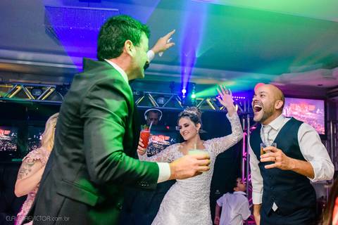 Lindo casamento realizado na igreja Sta Rita na praia do canto festa no cerimonial Lago de Garda e noivo noiva festa pista de dança por fotógrafos de casamento de vila velha fotógrafos de casamento de vitória esp santo es e making of no salão MA atelier'