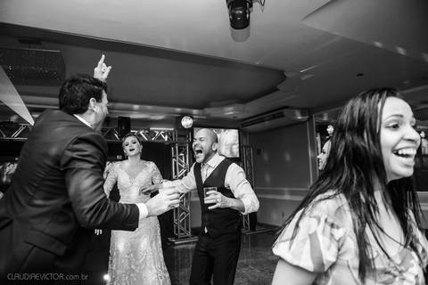 Lindo casamento realizado na igreja Sta Rita na praia do canto festa no cerimonial Lago de Garda e noivo noiva festa pista de dança por fotógrafos de casamento de vila velha fotógrafos de casamento de vitória esp santo es e making of no salão MA atelier'