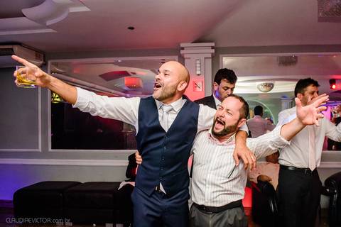 Lindo casamento realizado na igreja Sta Rita na praia do canto festa no cerimonial Lago de Garda e noivo noiva festa pista de dança por fotógrafos de casamento de vila velha fotógrafos de casamento de vitória esp santo es e making of no salão MA atelier'