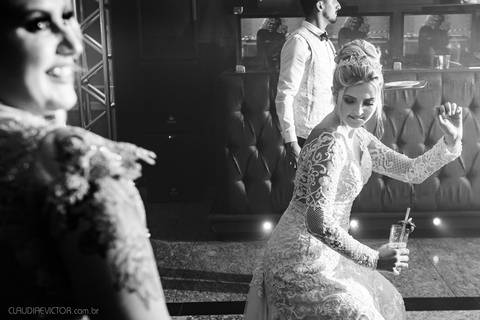 Lindo casamento realizado na igreja Sta Rita na praia do canto festa no cerimonial Lago de Garda e noivo noiva festa pista de dança por fotógrafos de casamento de vila velha fotógrafos de casamento de vitória esp santo es e making of no salão MA atelier'