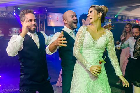 Lindo casamento realizado na igreja Sta Rita na praia do canto festa no cerimonial Lago de Garda e noivo noiva festa pista de dança por fotógrafos de casamento de vila velha fotógrafos de casamento de vitória esp santo es e making of no salão MA atelier'
