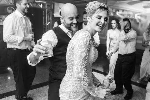 Lindo casamento realizado na igreja Sta Rita na praia do canto festa no cerimonial Lago de Garda e noivo noiva festa pista de dança por fotógrafos de casamento de vila velha fotógrafos de casamento de vitória esp santo es e making of no salão MA atelier'