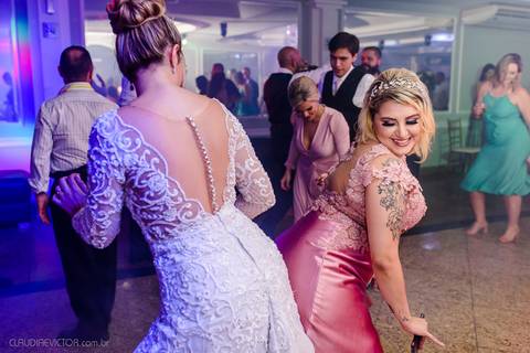 Lindo casamento realizado na igreja Sta Rita na praia do canto festa no cerimonial Lago de Garda e noivo noiva festa pista de dança por fotógrafos de casamento de vila velha fotógrafos de casamento de vitória esp santo es e making of no salão MA atelier'