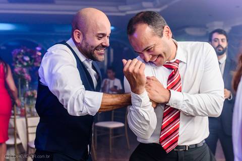 Lindo casamento realizado na igreja Sta Rita na praia do canto festa no cerimonial Lago de Garda e noivo noiva festa pista de dança por fotógrafos de casamento de vila velha fotógrafos de casamento de vitória esp santo es e making of no salão MA atelier'