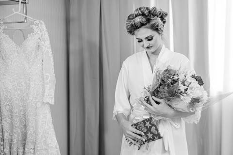 Lindo casamento realizado na igreja Sta Rita na praia do canto festa no cerimonial Lago de Garda e noivo noiva festa pista de dança por fotógrafos de casamento de vila velha fotógrafos de casamento de vitória esp santo es e making of no salão MA atelier'