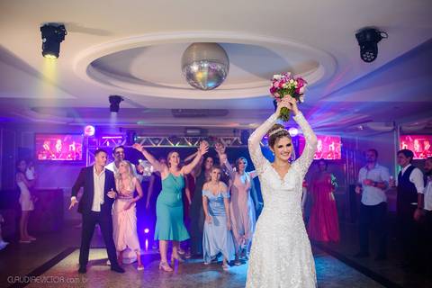 Lindo casamento realizado na igreja Sta Rita na praia do canto festa no cerimonial Lago de Garda e noivo noiva festa pista de dança por fotógrafos de casamento de vila velha fotógrafos de casamento de vitória esp santo es e making of no salão MA atelier'