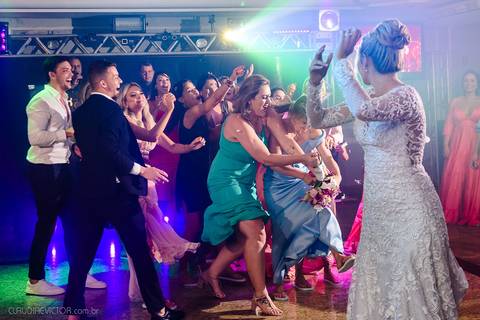 Lindo casamento realizado na igreja Sta Rita na praia do canto festa no cerimonial Lago de Garda e noivo noiva festa pista de dança por fotógrafos de casamento de vila velha fotógrafos de casamento de vitória esp santo es e making of no salão MA atelier'