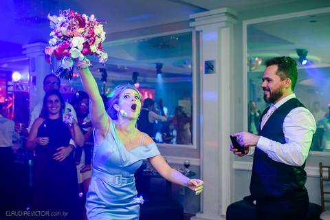 Lindo casamento realizado na igreja Sta Rita na praia do canto festa no cerimonial Lago de Garda e noivo noiva festa pista de dança por fotógrafos de casamento de vila velha fotógrafos de casamento de vitória esp santo es e making of no salão MA atelier'