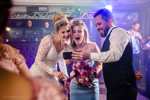 Lindo casamento realizado na igreja Sta Rita na praia do canto festa no cerimonial Lago de Garda e noivo noiva festa pista de dança por fotógrafos de casamento de vila velha fotógrafos de casamento de vitória esp santo es e making of no salão MA atelier'