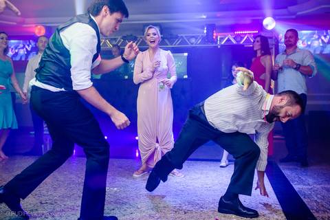 Lindo casamento realizado na igreja Sta Rita na praia do canto festa no cerimonial Lago de Garda e noivo noiva festa pista de dança por fotógrafos de casamento de vila velha fotógrafos de casamento de vitória esp santo es e making of no salão MA atelier'