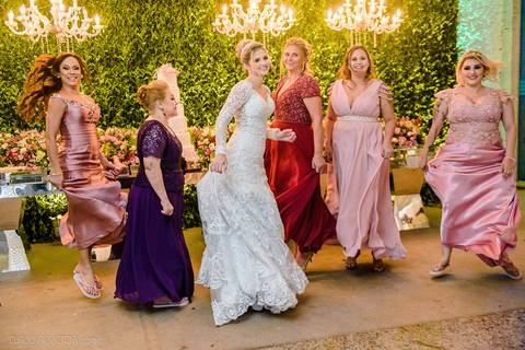 Lindo casamento realizado na igreja Sta Rita na praia do canto festa no cerimonial Lago de Garda e noivo noiva festa pista de dança por fotógrafos de casamento de vila velha fotógrafos de casamento de vitória esp santo es e making of no salão MA atelier'